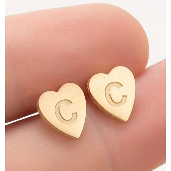 Letter D initial gold heart mini stud earrings - Picture 5 of 5